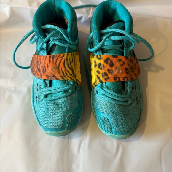 Nike Kyrie 6 Oracle Aqua Size 4Y - Picture 2 of 5